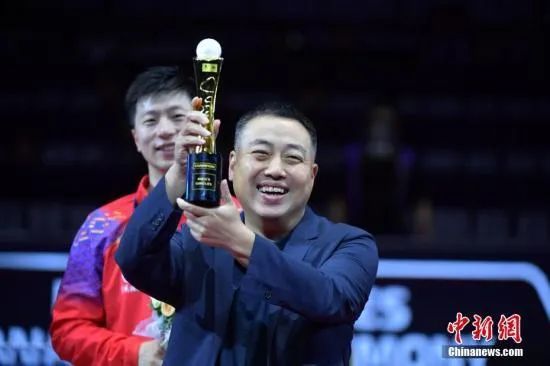 2019年，中国乒乓球协会主席刘国梁出席中国乒乓球公开赛颁奖仪式。中新社记者 陈文 摄